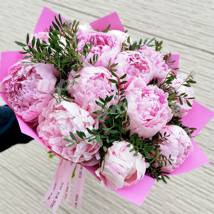 Букет из 13 розовых пионов