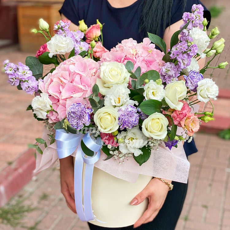 Гортензии в шляпной коробке (в руках флориста)