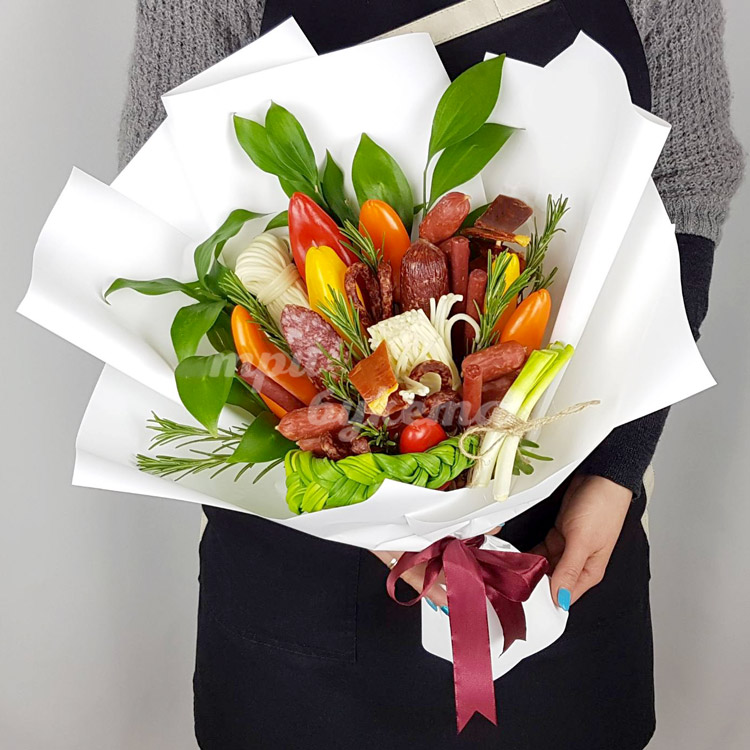 Букет из колбасы и овощей