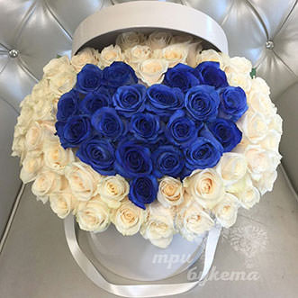 Сердце из синих и белых роз