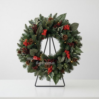 Рождественский венок с ягодами