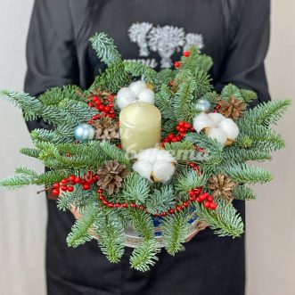 Шляпная коробка хвойных веток