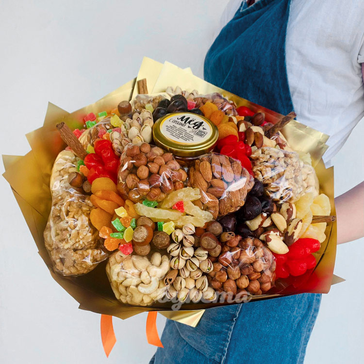 Букет из разных орехов (в руках)