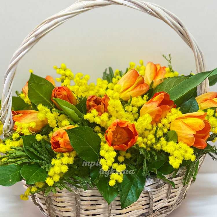 Корзина с жёлтыми тюльпанами (крупный план)