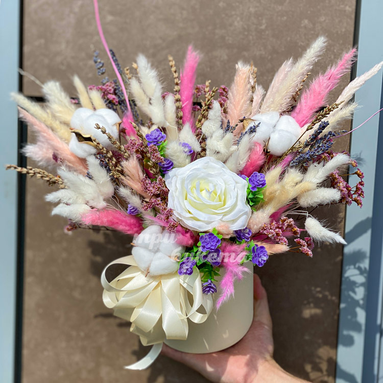 Лаванда и роза в шляпной коробке