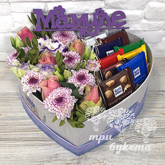 Цветы и шоколад в коробке