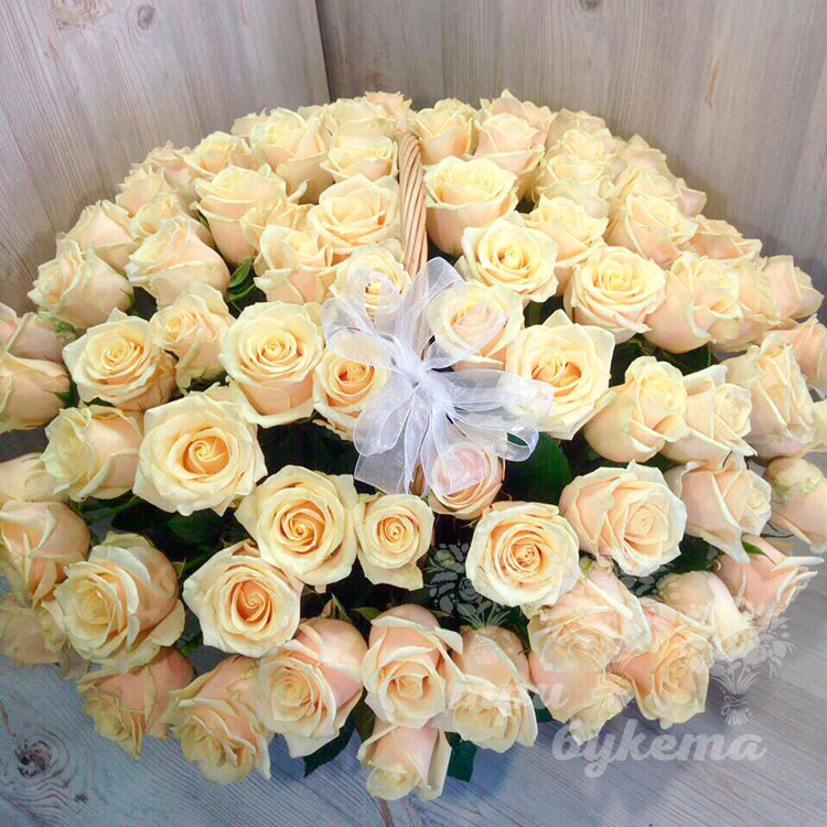 101-kremovaya-roza-v-korzine
