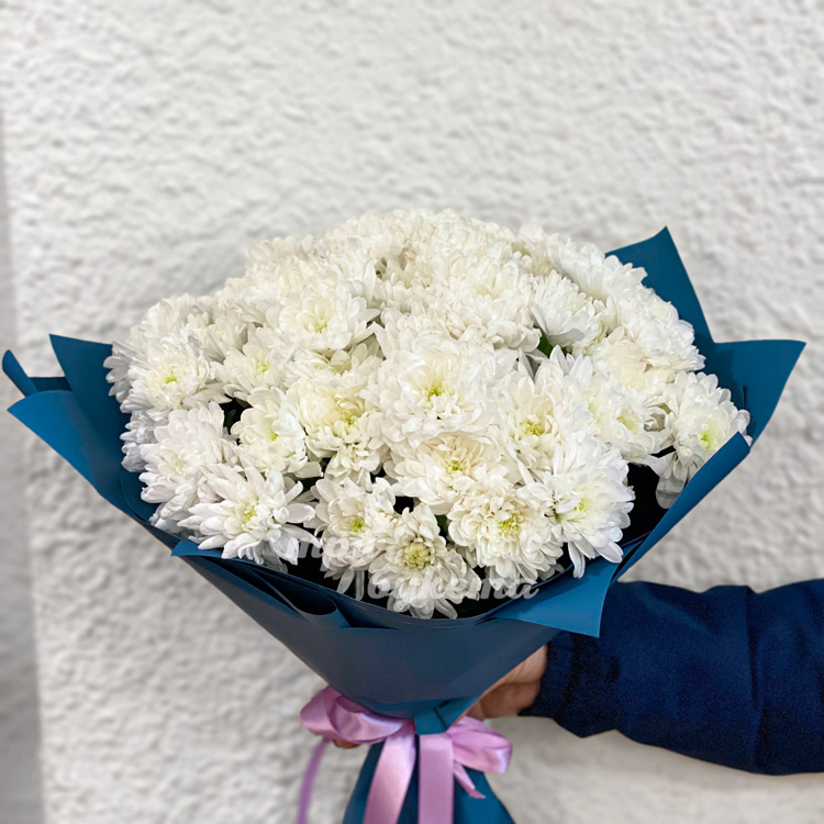 Букет белых кустовых хризантем (крупный план)