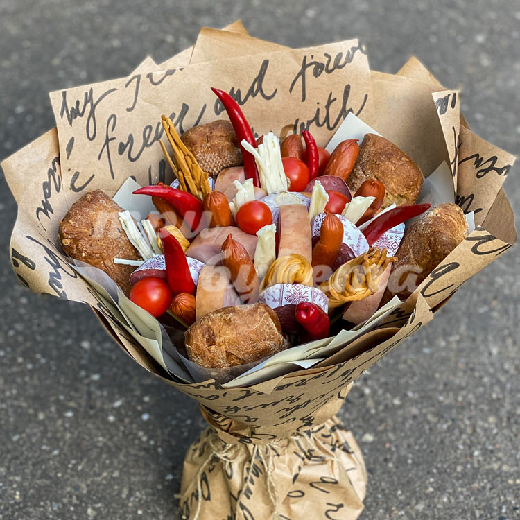 Букет из колбасы с острым перцем (на асфальте)