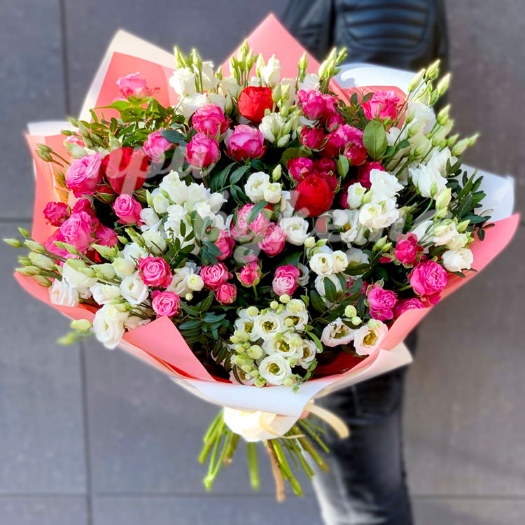 Букет из пионовидных роз и эустом