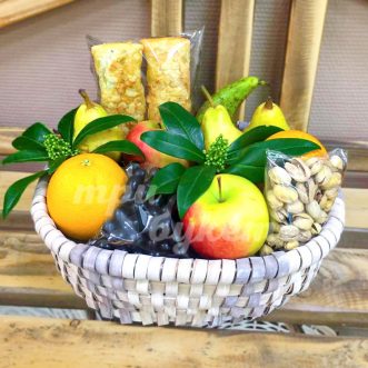 Корзина с фруктами и орешками