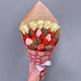 Букет из 5 белых роз и клубники