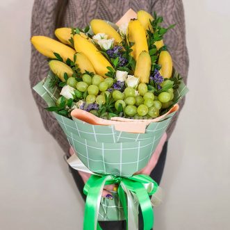 Букет из бананов, винограда и роз