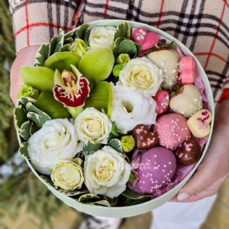 Комп. орхидея с клубникой в шоколаде