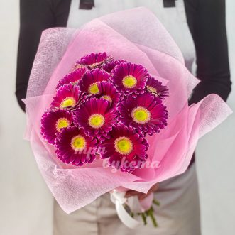 Букет из 13 ярко-розовых гербер
