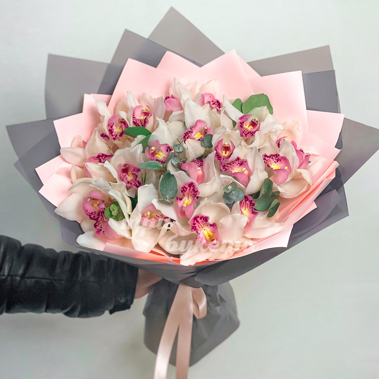 Букет из 23 белых орхидей