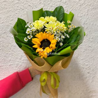 Букет из подсолнуха и ромашек