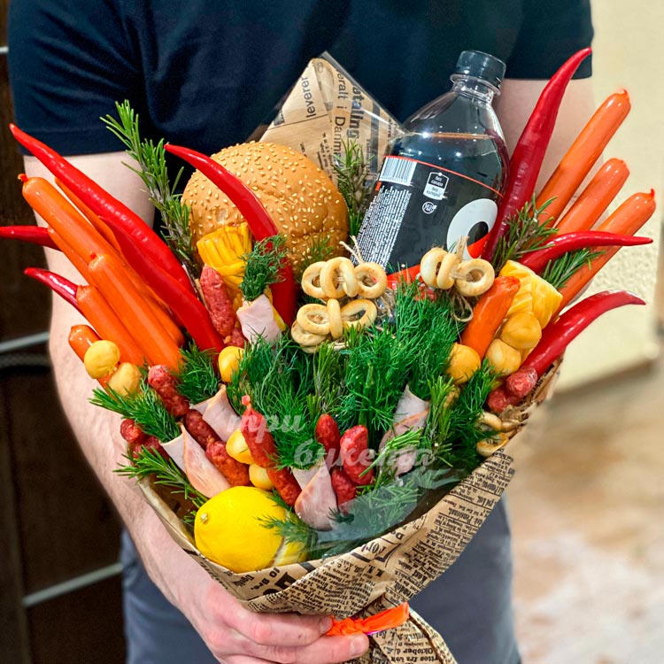 Букет с сосисками, сыром и напитком (крупный план)