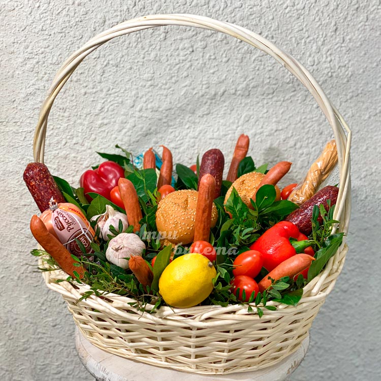 Корзина с колбасами и овощами
