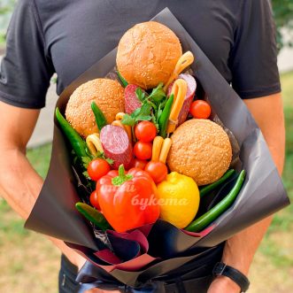 Букет с булками, колбасой и овощами