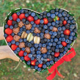 Коробка-сердце с ягодами и макарунами