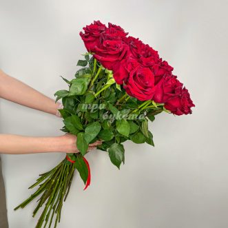 Букет из 25 красных метровых роз
