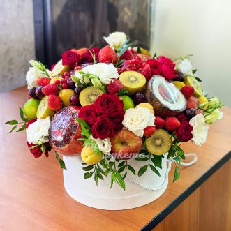 Коробка с фруктами, клубникой и цветами