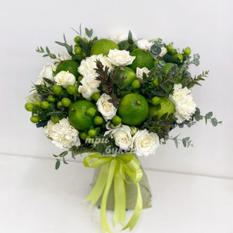 Букет белых гвоздик и роз с лаймами