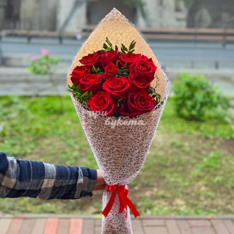 Букет из 11 красных роз с фисташкой