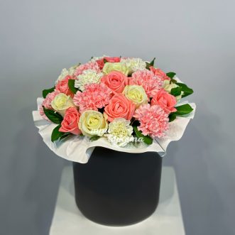 Коробка белых и персиковых гвоздик и роз