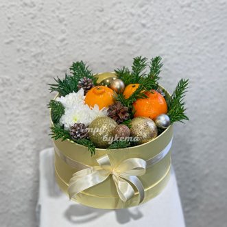 Новогодняя коробка с апельсинами и хризантемой