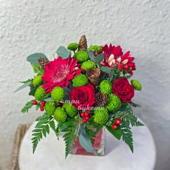 Новогодняя ваза с герберами и зеленью