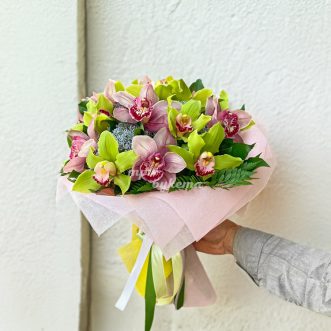 Яркий букет зеленых и розовых орхидей