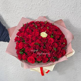 Букет из 100 красных и 1 белой розы