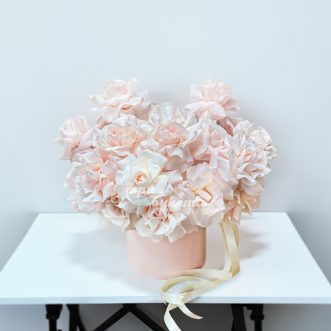 Шляпная коробка кремовых французских роз