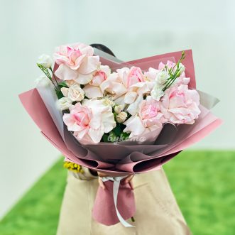 Букет розовых французских роз и эустом