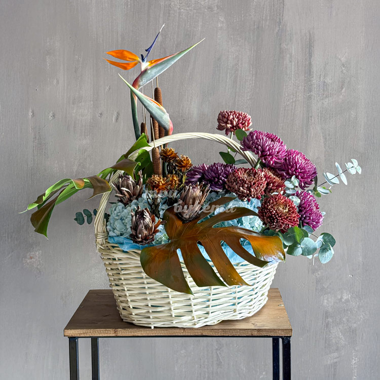 Корзина гортензий и экзотических сухоцветов