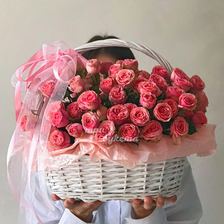Корзина розовых кустовых пионовидных роз (крупный план)