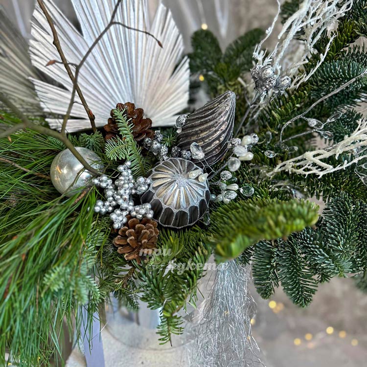 Коробка из хвои и серебряного декора (крупный план)